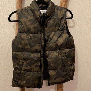 Old Navy boys size 10/12 camo puffer vest